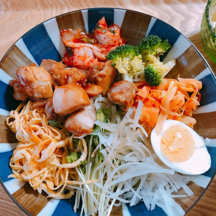 焼鳥をトッピングした冷麺